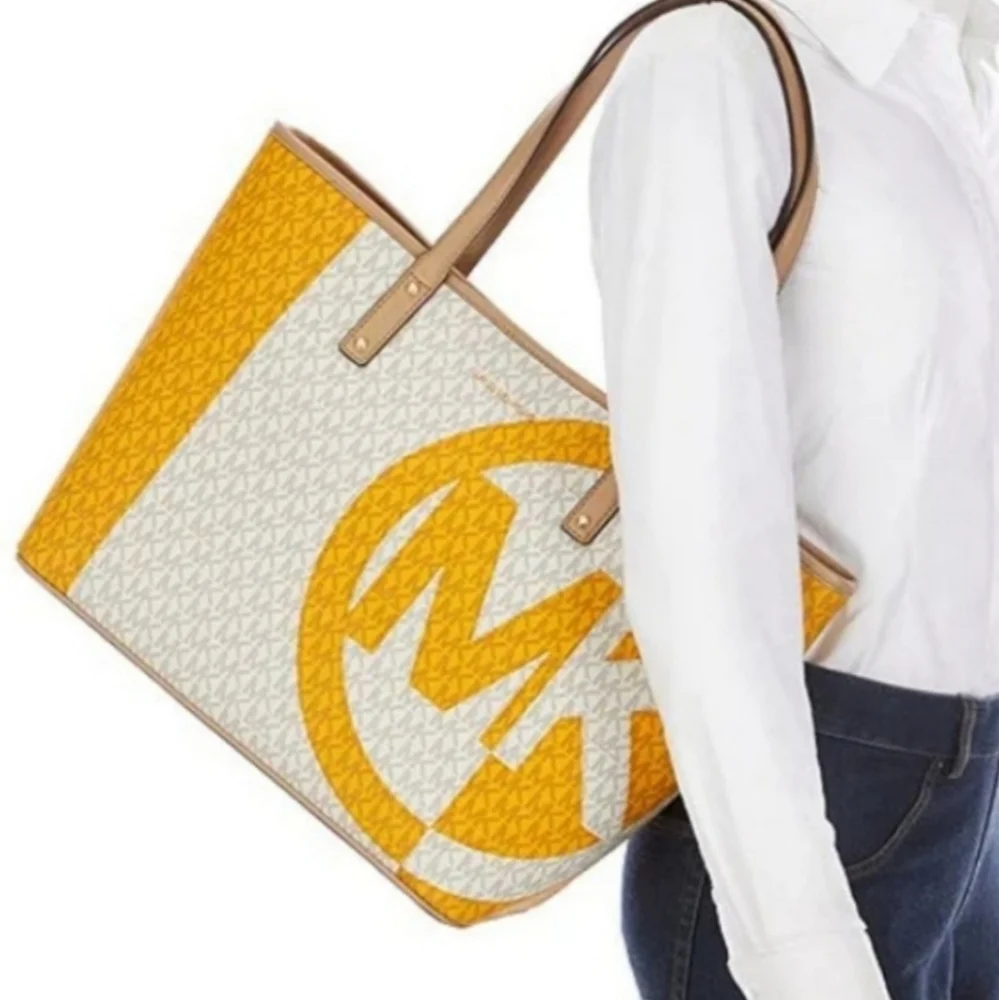 Michael Kors Carter LG Tote - Picture 7 of 8